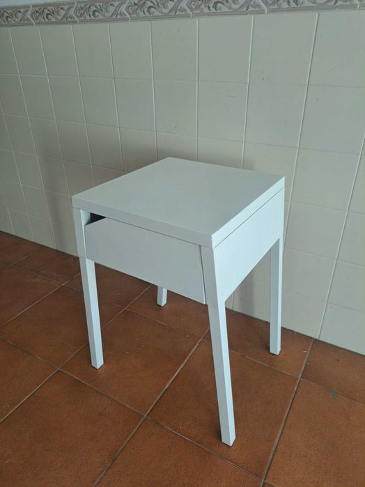 Mesa de cabeceira metal branca