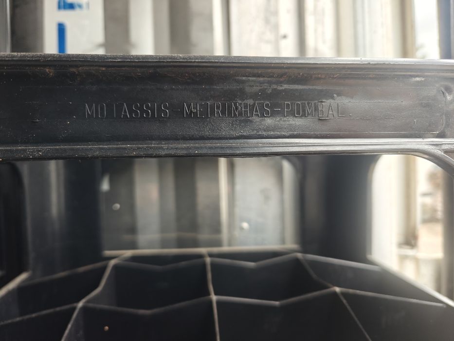 Caixas Plásticas Empilháveis para Garrafas de Vinho (Grades de 12)
