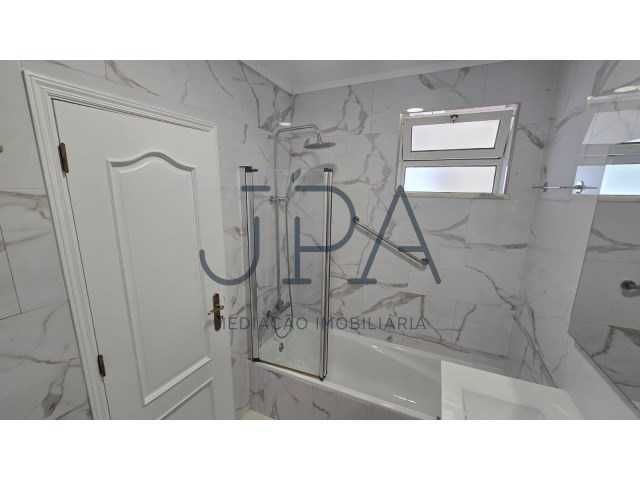 AF-T1-530-Monte Gordo com estacionamento exterior no parque .