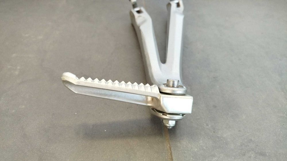 Set Podnóżek Prawy Tył Pasażera Yamaha YZF R1 RN12. 2004-06 [514]