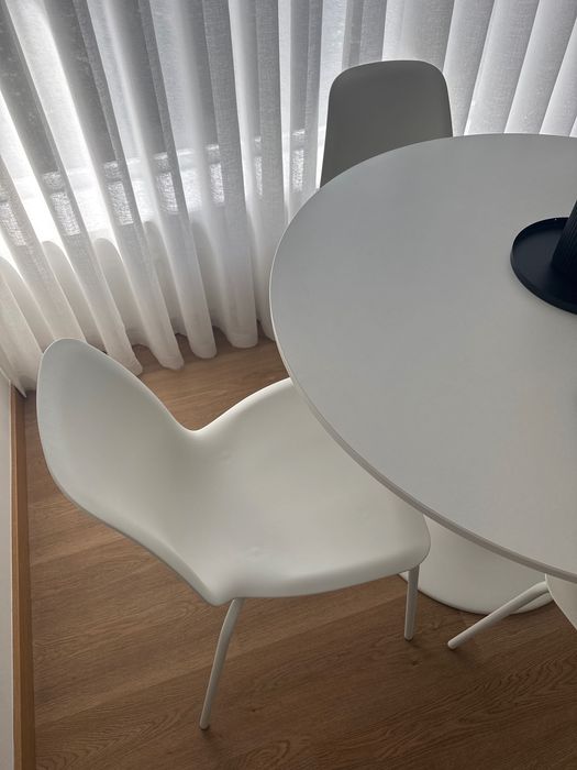 Mesa e cadeiras como novas