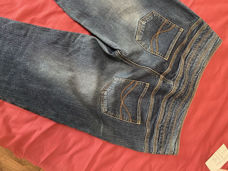 Джинсы с утяжкой и широкой талией.