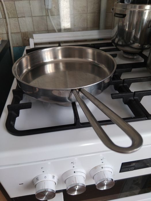 Продам сковородку нержавейка 18/10 Италия