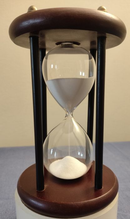 Ampulheta de vidro, metal e madeira