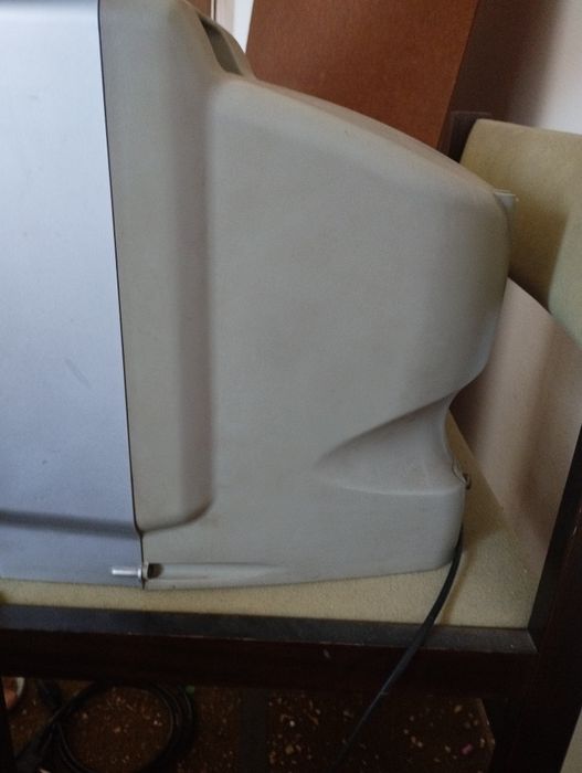 Televisão antiga a funcionar com TDT