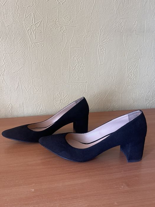 Чорні замшеві туфлі