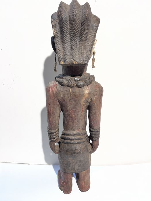 Estátua Tribal Africana em Madeira Esculpida à Mão (~54cm)