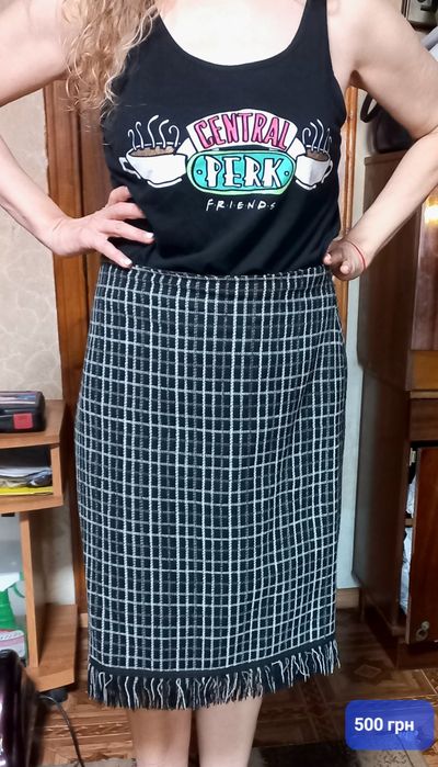 3   спідниці  , 2- зимові.  3 _ класична