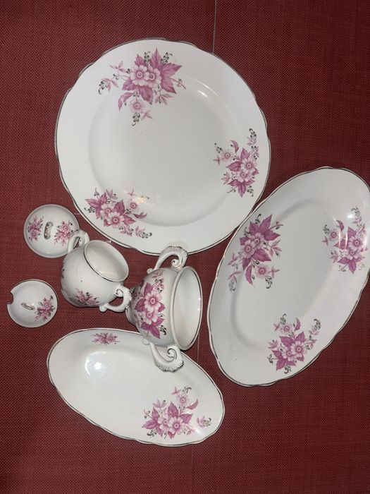 Набір блюд б/у і 2 соусніци з кришечками