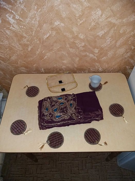 На СтолНовыйКомплект Скатерть с подстаканниками и 2шт. МягкиеТабуретки