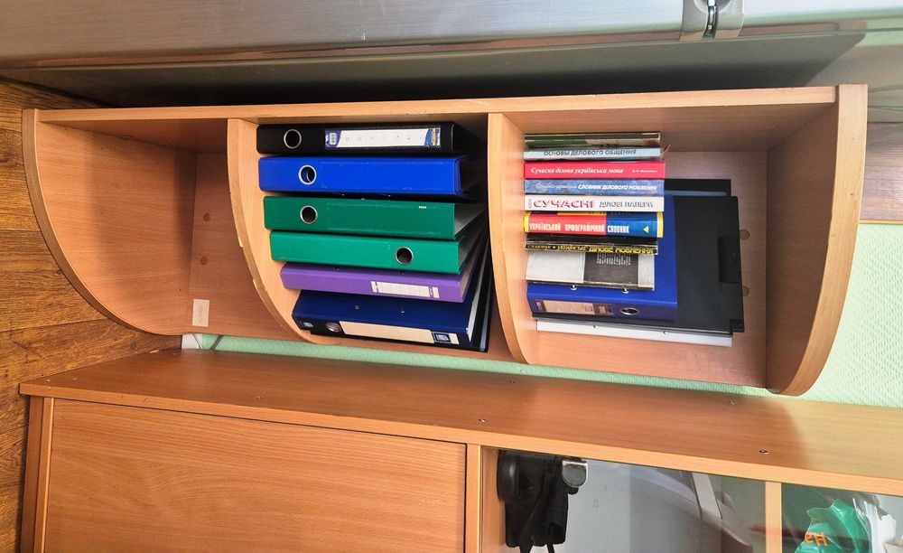 офісні меблі:  шафи