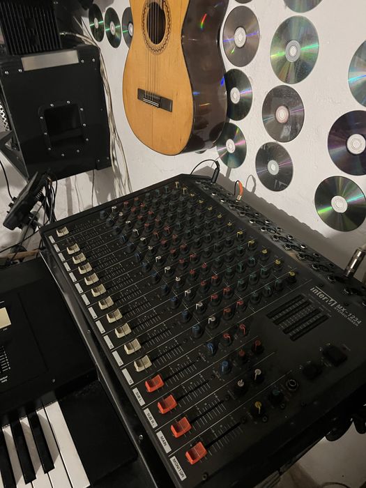 Wzmaczniacz 2 x300 w koncowka  mocy   4 kolumny glosnikowe