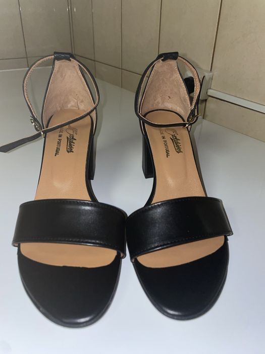 Botas NOVAS, em pele