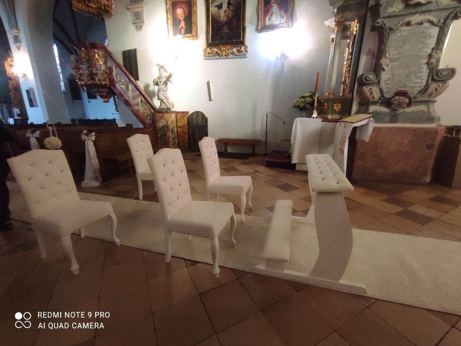 Meble ślubne klęcznik krzesła dekoracja kościoła