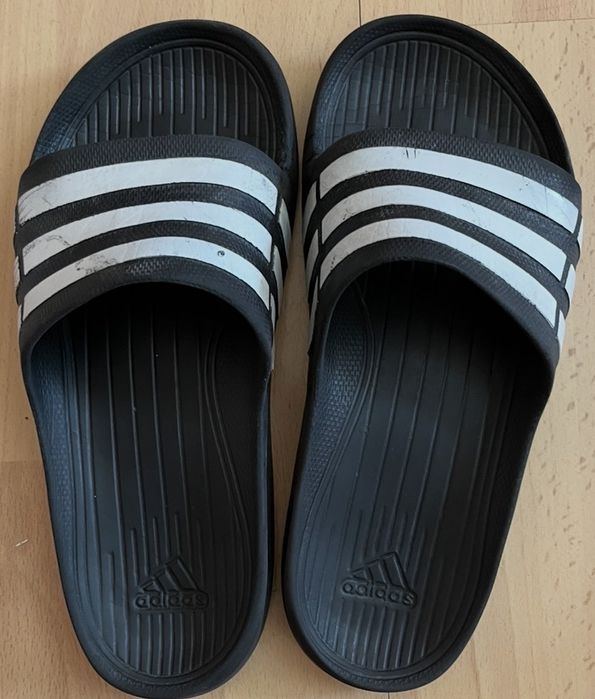 Vendo Chinelos Adidas. ( Não Baixa de Preço ).