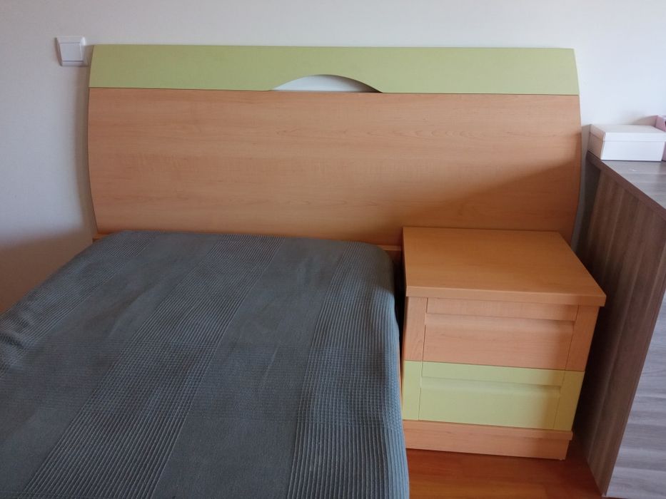 Cama + Mesa de cabeceira com 2 colchões