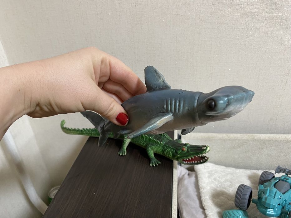 Акула молот, крокодил, дитячі іграшки. Динозавр голова