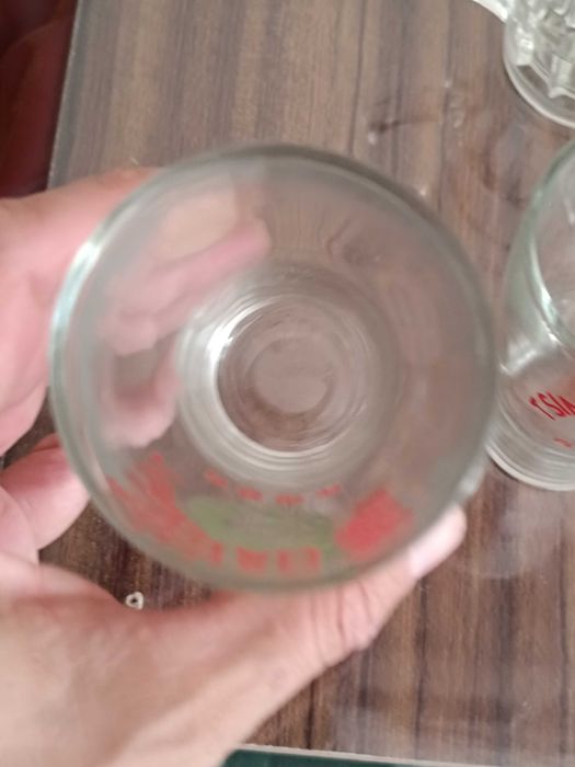 Caneca de cerveja Lowenbrau e 3 copos da cerveja Tsingtao Bee