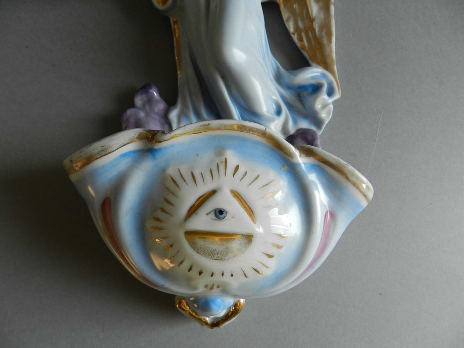 przedwojenna duża kropielnica z aniołem, amorek, oko opatrzności  27cm