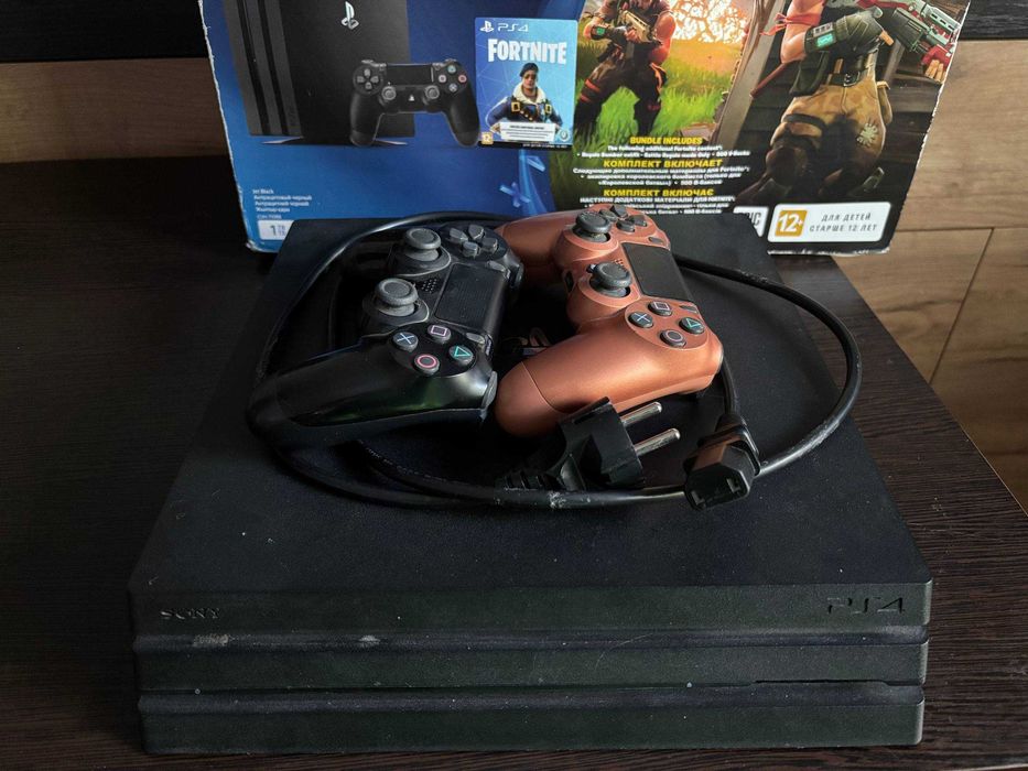 PS4 PRO 1 TB + 2 джойстика + рідна коробка з документацією та чеком