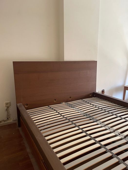 Cama de casal em Madeira Escura em muito bom estado