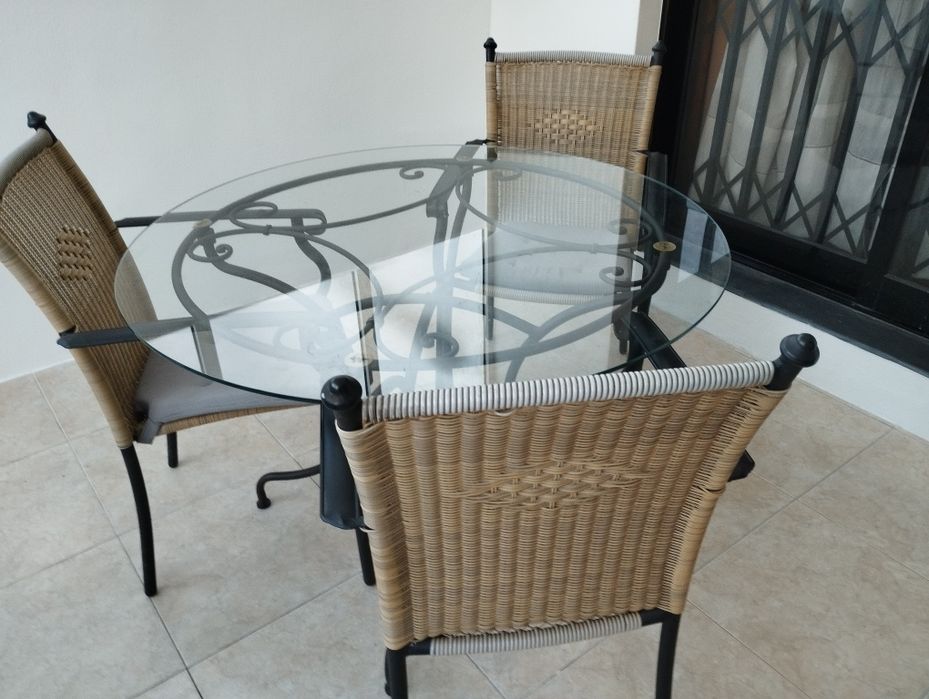 Conjunto mesa e cadeiras