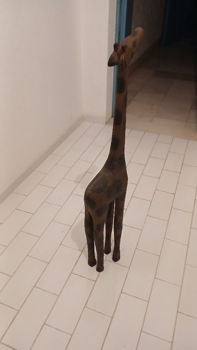 Girafa em madeira decorativa.