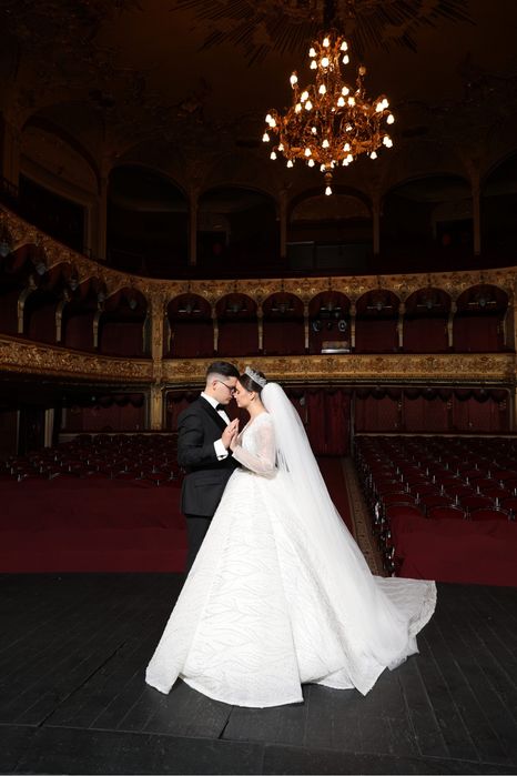 Весільна сукня та шлейф