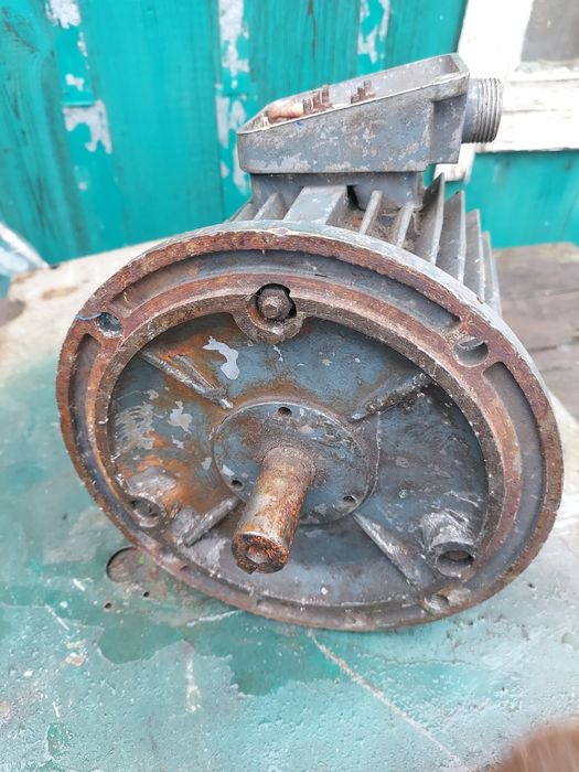 Ел двигун 3000 об. 900 об