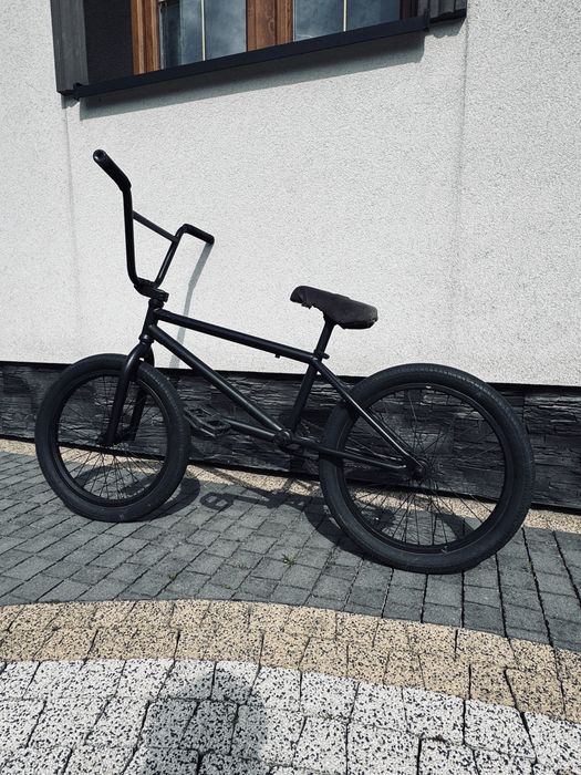 Czarny rower bmx