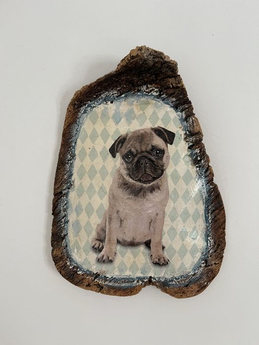 Peça em cortiça pintada à mão (pug)