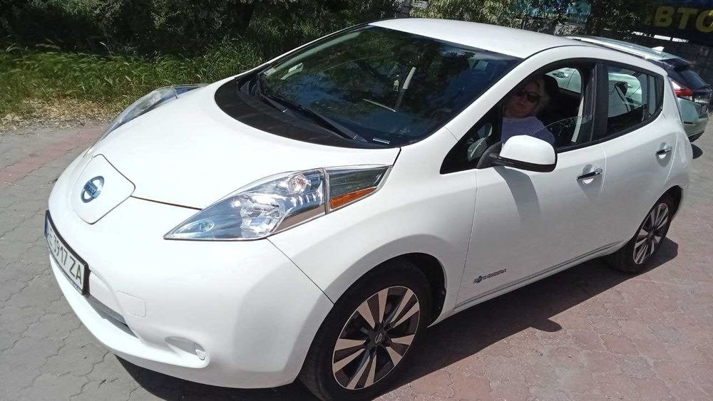 nissan leaf SV 2016 30 квч 54т км белый сша 11 из 12