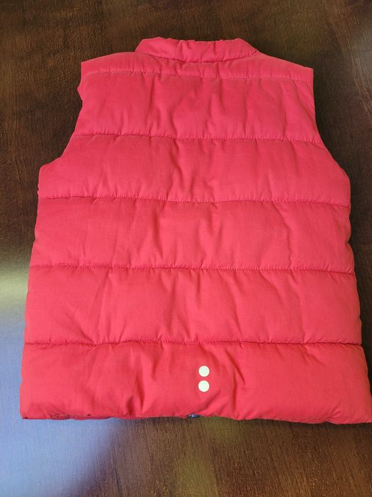 Bezrękawnik chłopięcy firmy Okaidi w rozmiarze 116.