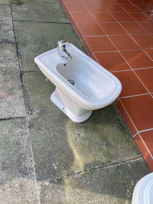 Bidé susado em bom estado