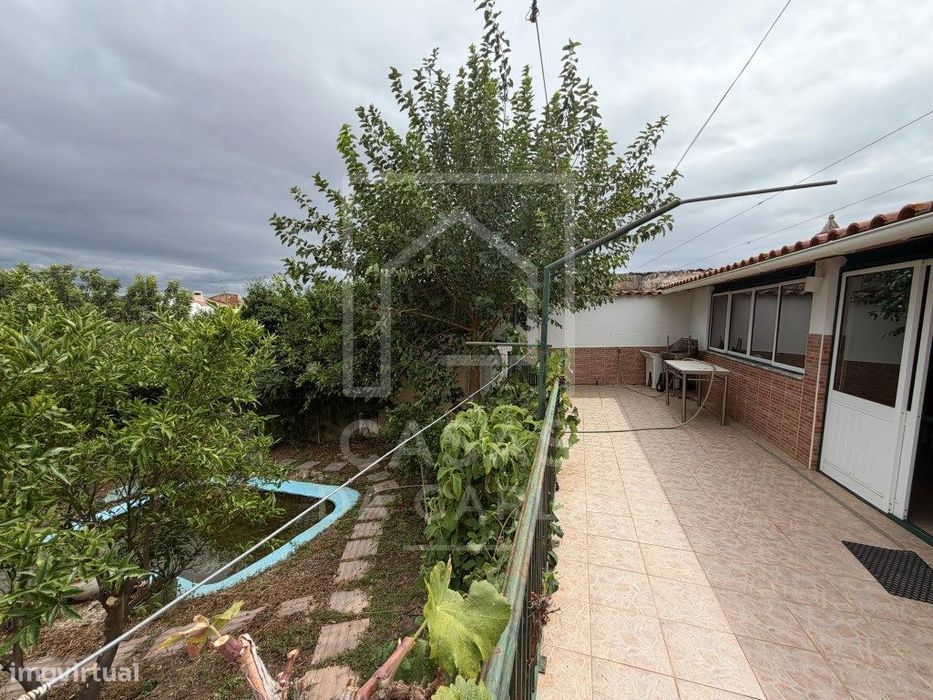 Propriedade T3 com Anexo T1+1 completamente renovada e jardim com 1...