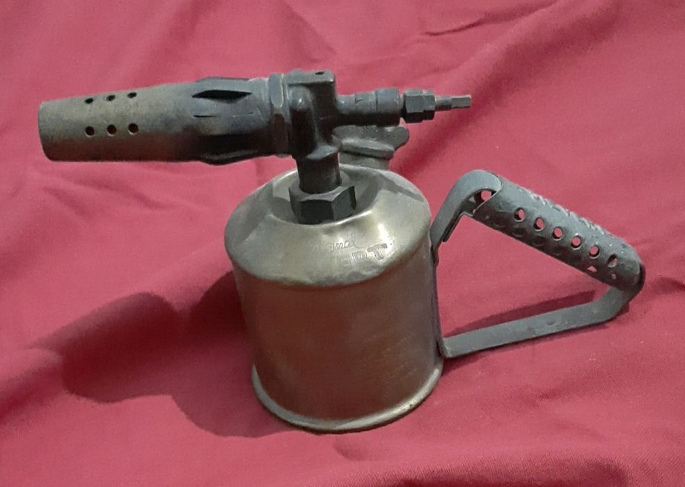 Vendo um Maçarico penso que trabalha a gasolina , bastante antigo