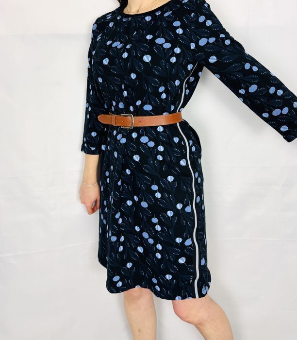 Granatowa sukienka w błękitny wzór roślinny S 36