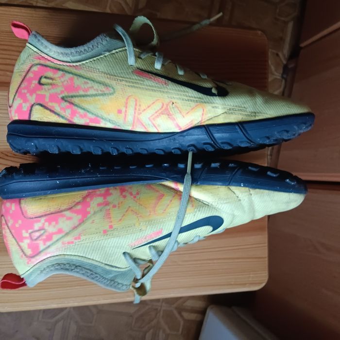 Młodzieżowe buty turfy Nike
