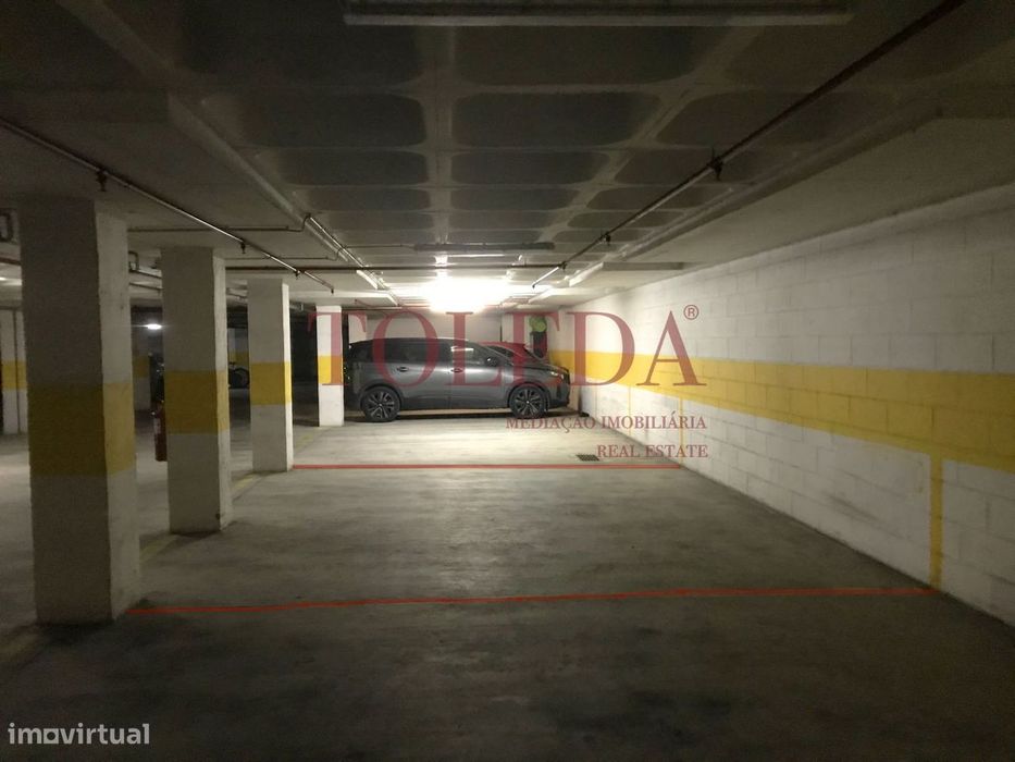 Parqueamento com 26m2 próximo do Aeroporto