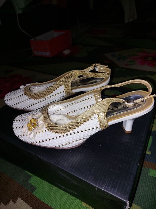 Белые летние шлёпки