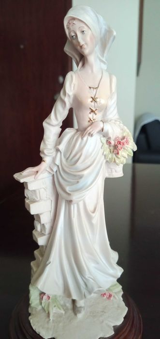 Estatuetas em marfinite, 25€ bonitas e finas.