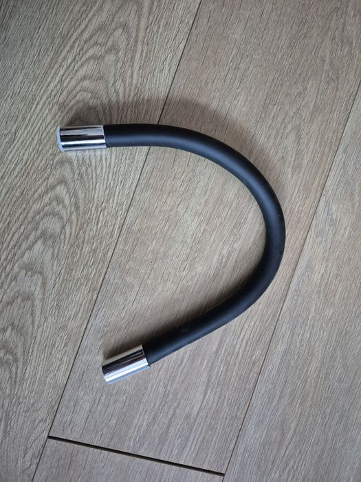 Elastyczna wylewka do kranu czarna