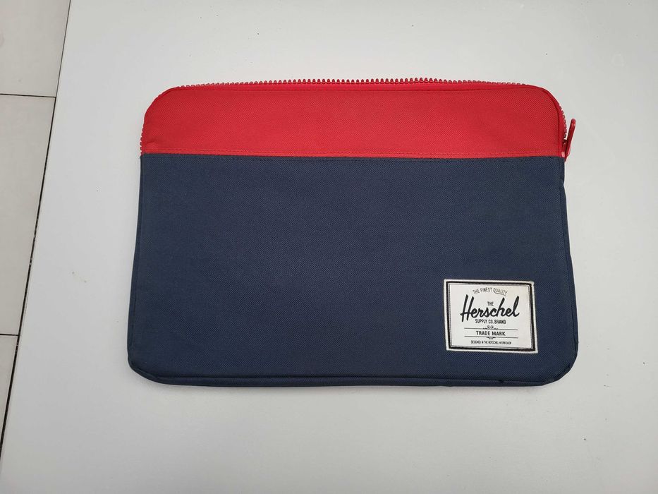 Etui na laptopa różne 12 szt.