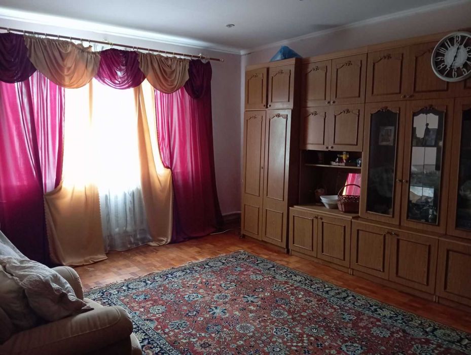 Добротний будинок в селищі Гребінки, 1999 року забудови, 21 сотка