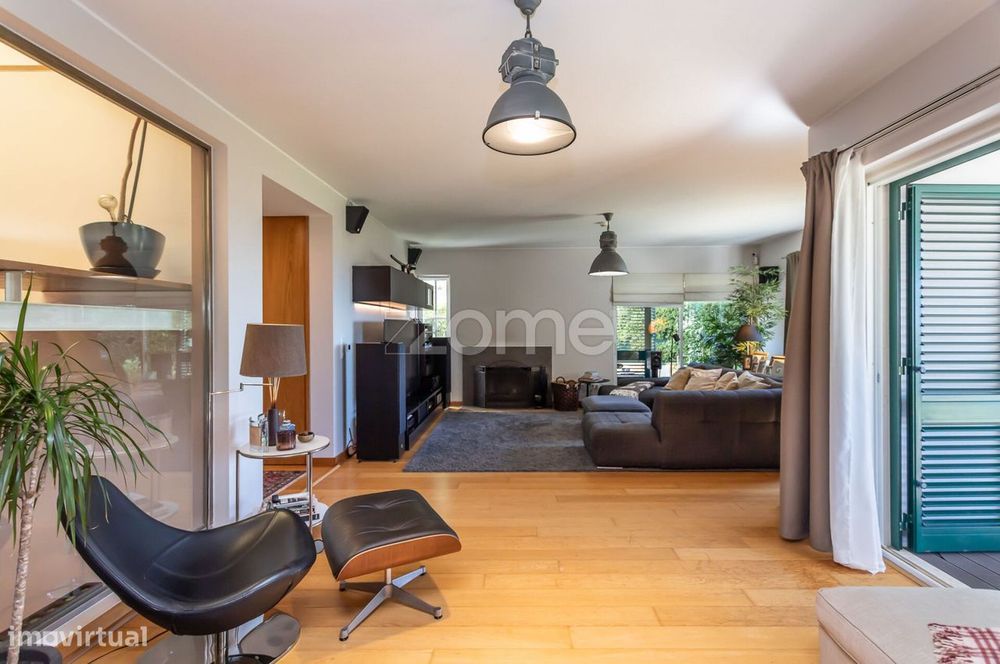 Moradia T5+2 com jardim, garagem e fabulosa vista de mar na Parede.