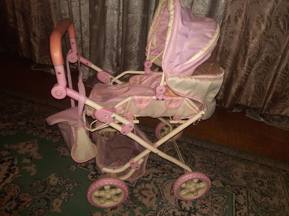 Игрушечная детская коляска.