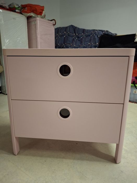 Armário e cómoda IKEA rosa para quarto de criança