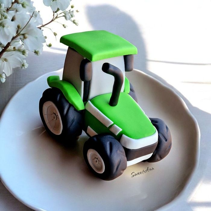 Traktor figurka na tort