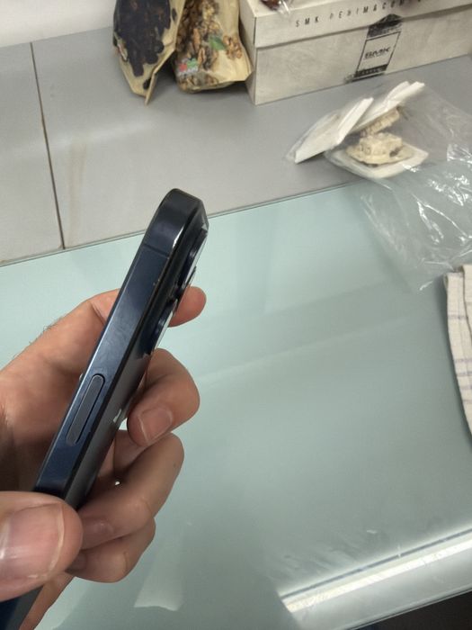 iPhone 15 Pro na cor azul