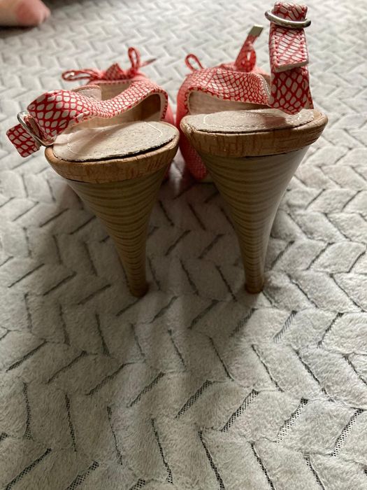 Piękne buty na obcasie r39